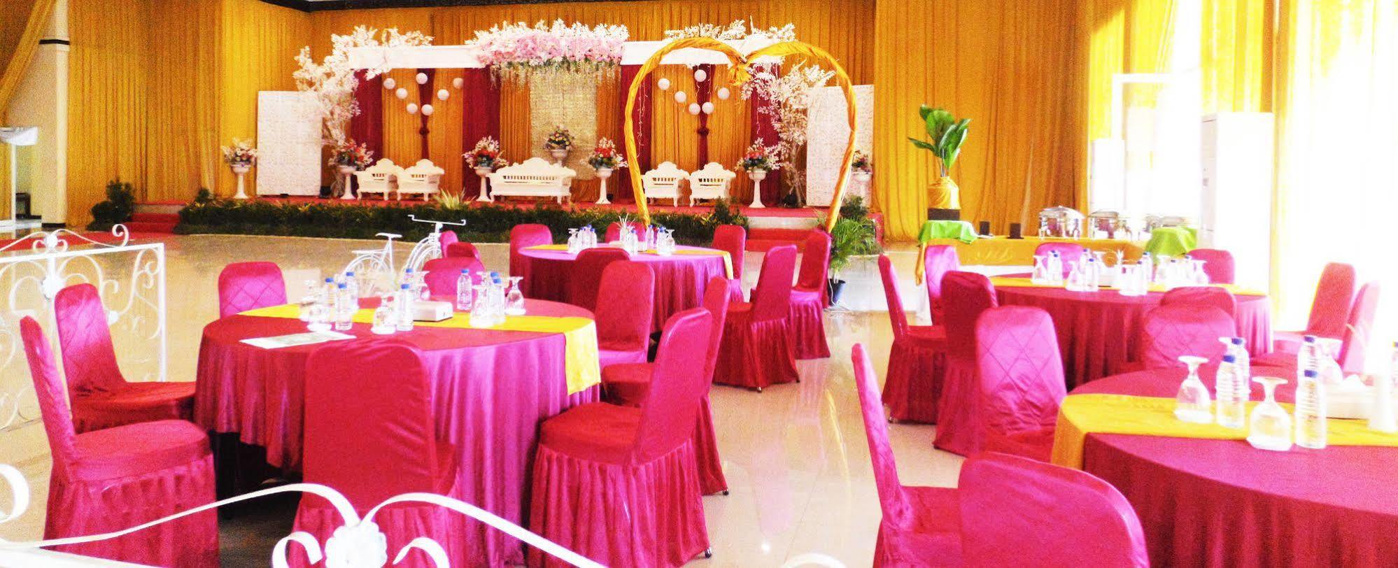 Grand Madani Hotel Mataram Dış mekan fotoğraf
